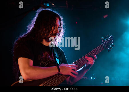 Dänemark, Kopenhagen - April 4, 2018. Die amerikanische sludge metal band Bell Hexe führt ein Live Konzert in Pumpehuset in Kopenhagen. Hier Bass Player Dylan Desmond gesehen wird live auf der Bühne. (Foto: Gonzales Foto - Peter Troest). Stockfoto