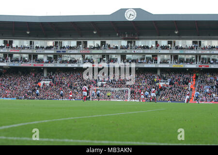 Allgemeiner Blick auf Highbury Football, das alte Zuhause des Arsenal Football Clubs während eines Fußballspiels. Das Stadion wurde 2006 geschlossen, damit Arsenal in ein neues, modernes Stadion umziehen konnte. Dieses Bild ist an Dataco-Beschränkungen hinsichtlich seiner Verwendung gebunden. NUR REDAKTIONELLE VERWENDUNG Keine Verwendung mit nicht autorisierten Audio-, Video-, Daten-, Spiellisten, Club-/Liga-Logos oder „Live“-Diensten. Online-Nutzung im Spiel beschränkt auf 120 Bilder, keine Videoemulation. Keine Verwendung für Wetten, Spiele oder Veröffentlichungen von Clubs/Ligen/Spielern Stockfoto