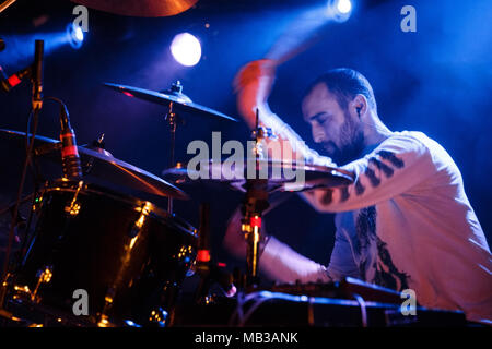 Dänemark, Kopenhagen - April 4, 2018. Die amerikanische sludge metal band Bell Hexe führt ein Live Konzert in Pumpehuset in Kopenhagen. Hier Schlagzeuger Jesse Shreibman wird gesehen, live auf der Bühne. (Foto: Gonzales Foto - Peter Troest). Stockfoto