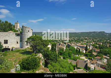 Eygalieres (Frankreich). 2010/04/19. Dorf in den Alpillen, mit den Ruinen der Burg Stockfoto