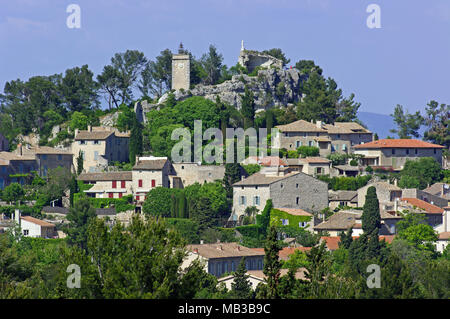 Eygalieres (Frankreich). 2010/04/20. Dorf in den Alpillen, mit den Ruinen der Burg Stockfoto