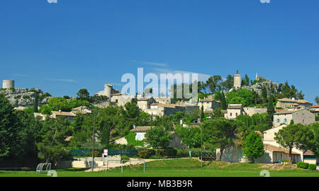 Eygalieres (Frankreich). 2010/04/19. Dorf in den Alpillen, mit den Ruinen der Burg Stockfoto