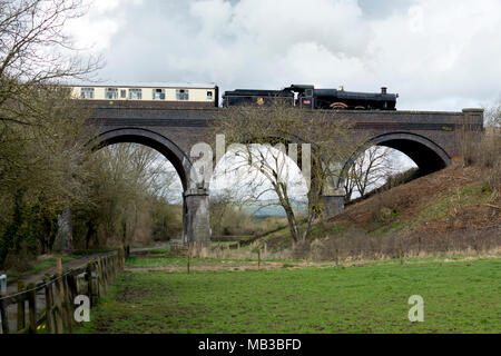 Steam Train crossing Stanway Viadukt, Gloucestershire und Warwickshire Steam Railway, Gloucestershire, England, Großbritannien Stockfoto