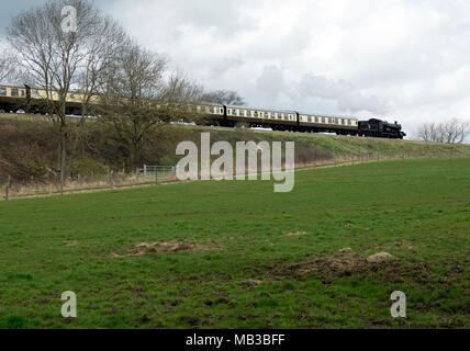 Dampfzug auf der Gloucestershire und Warwickshire Steam Railway in der Nähe von Stanway, Gloucestershire, England, Großbritannien Stockfoto