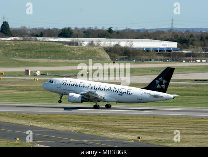 Brussels Airlines Star Alliance Airbus A 319-112, die am Flughafen Birmingham, UK (OO-SSC) Stockfoto