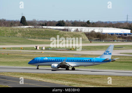 KLM Cityhopper Embraer ERJ-190 STD am Flughafen Birmingham, UK (PH-Ezf) Stockfoto