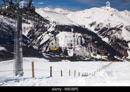 Bad Gastein, Österreich - April 2,2018: die Menschen fahren Gondeln der Seilbahn in Bad Gastein. Es ist eine österreichische Spa- und Skiort in den Hohen Tauern. Stockfoto