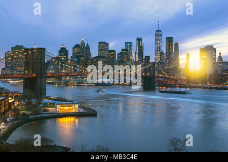 BROOKLYN BRIDGE (© J&W ROEBLING 1876) Downtown Skyline East River in Manhattan NEW YORK CITY USA Stockfoto