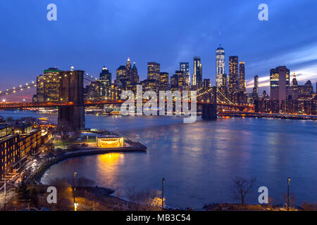 BROOKLYN BRIDGE (© J&W ROEBLING 1876) Downtown Skyline East River in Manhattan NEW YORK CITY USA Stockfoto