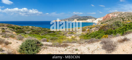 Panoramablick auf Tsigrado Beach, einem der schönsten Strände der Insel Milos. Kykladen, Griechenland. Stockfoto