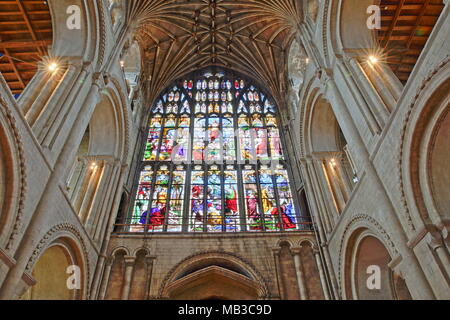 NORWICH, UK - 31. MÄRZ 2018: Weitwinkel Blick auf den Eingang, die Kathedrale von innen mit Glasmalerei, Spalten und das gewölbte Dach Stockfoto