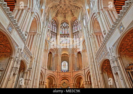 NORWICH, UK - 31. MÄRZ 2018: Wide-angle auf der pulpitum in Norwich Cathedral Stockfoto