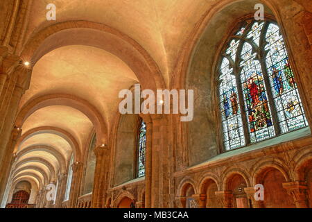 NORWICH, UK - 31. MÄRZ 2018: Glasmalerei und Gewölben, die Kathedrale von innen im nördlichen Seitenschiff Stockfoto