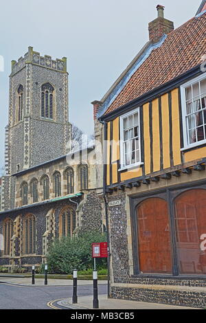 NORWICH, UK - 30. MÄRZ 2018: ein Fachwerkhaus gerahmte Haus (auf Colegate und von Henry Speck im 16. Jahrhundert erbaut) mit St George Colegate Kirche Stockfoto