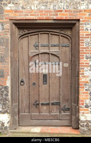 NORWICH, UK - 30. MÄRZ 2018: Details der Tür eines Fachwerkhäusern gerahmten Haus auf Colegate und von Henry Speck im 16. Jahrhundert Stockfoto