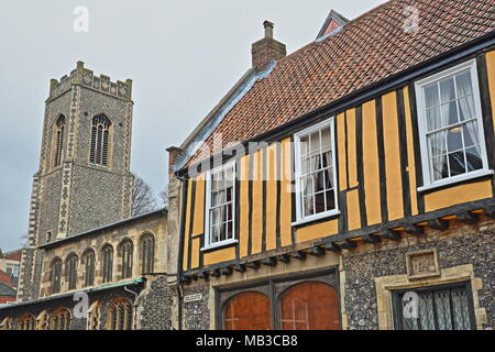 NORWICH, UK - 30. MÄRZ 2018: ein Fachwerkhaus gerahmte Haus (auf Colegate und von Henry Speck im 16. Jahrhundert erbaut) mit St George Colegate Kirche Stockfoto