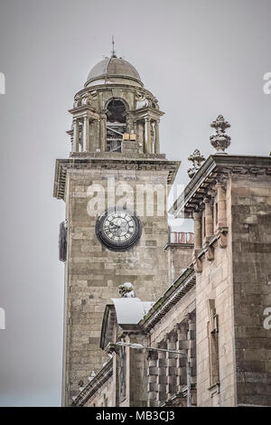 Ein Blick auf die Stadt Hall Clock Tower in Clydebank durch einen nahe gelegenen Torbogen. Stockfoto