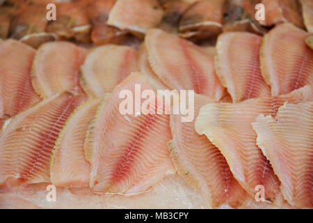 Frischer Fisch Filet schließen, bis auf dem Display in Fisch Abteilung. Stockfoto