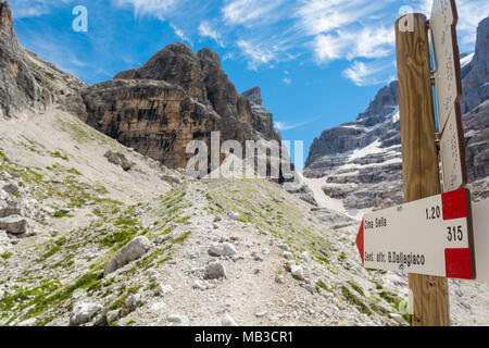 Berg Zeichen entlang Sentiero delle Bocchette Alte. Stockfoto