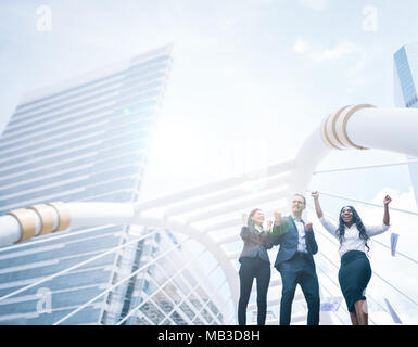 Geschäft Leute feiern, durch das Werfen von Papieren in der Luft in Stadt Gebäude anzeigen Stockfoto