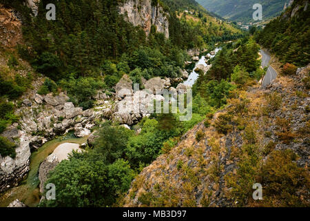 Die Tarn-schluchten einen dramatischen Kalkstein Schlucht von Le Rozier, nördlich von Millau, Jura, im Département Lozère, Massif Central in Frankreich. Stockfoto