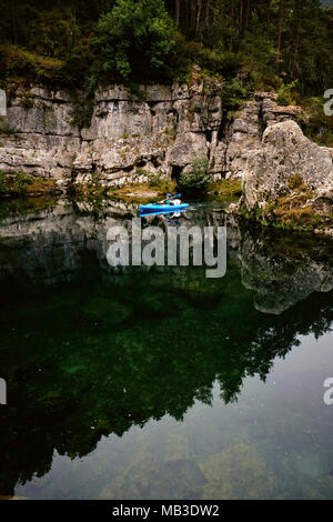 Kanu die Gorges du Tarn einen dramatischen Kalkstein Schlucht von Le Rozier, nördlich von Millau, Jura, im Département Lozère, Frankreich. Stockfoto