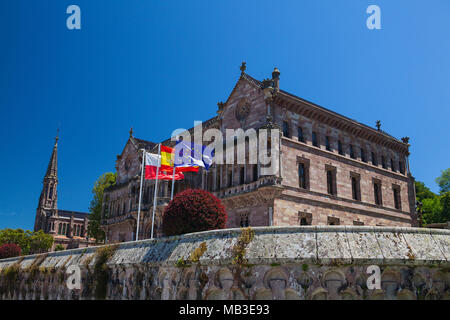 Comillas, Spanien - Juli 3, 2017: Palacio de Sobrellano im Dorf Comillas, Spanien. Das 1888 erbaute, Palacio de Sobrellano ist ein neo-gotischen Gebäude Stockfoto