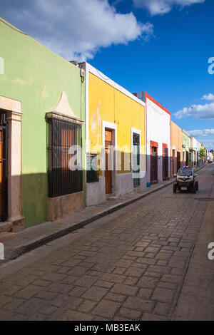 Campeche, Mexiko - Januar 31,2018: Polizeiauto auf typisch koloniales Straße in Campeche, Mexiko. Historische Festungsstadt Campeche - UNESCO-Heri Stockfoto