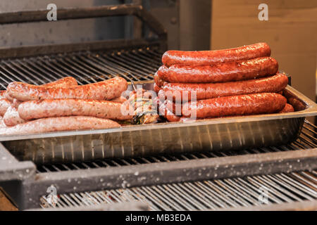 Würstchen und Spieße auf dem Grill. Gebackene und bereit zu essen. Stockfoto