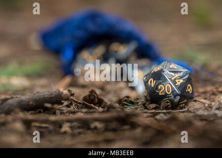 Eine Reihe von polyedrischen Würfel für Rollenspiele wie Dungeons & Drachen, die Würfel verwendet werden verwendet, um festzustellen, wie erfolgreich ein Spieler in ihrer ac Stockfoto