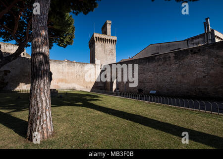 PIOMBINO, Toskana, Italien - 01 Avril 2018: Piombino, Toskana, Italien - Komplex der Burg mit dem torrione und der RIvellino Stockfoto