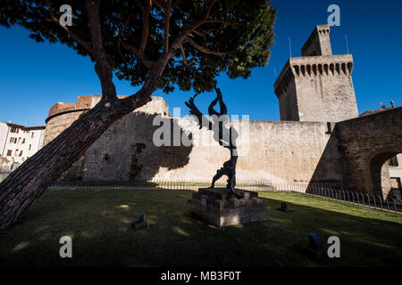 PIOMBINO, Toskana, Italien - 01 Avril 2018: Piombino, Toskana, Italien - Komplex der Burg mit dem torrione und der RIvellino Stockfoto