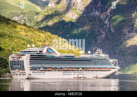 Schiff Crown Princess in Geiranger Fjord Norwegen Stockfoto