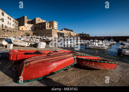 PIOMBINO, Toskana, Italien - 01 Avril 2018: Piombino, Toskana, Italien - alten Fischerhafen mit der Zitadelle Stockfoto