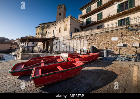 PIOMBINO, Toskana, Italien - 01 Avril 2018: Piombino, Toskana, Italien - alten Fischerhafen mit der Zitadelle Stockfoto