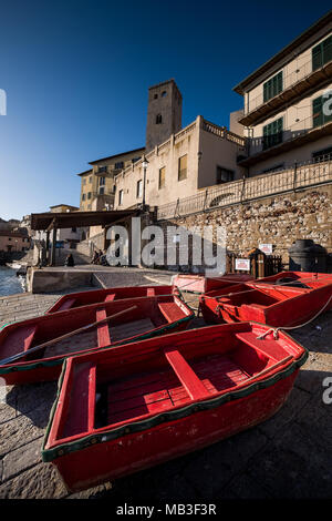 PIOMBINO, Toskana, Italien - 01 Avril 2018: Piombino, Toskana, Italien - alten Fischerhafen mit der Zitadelle Stockfoto