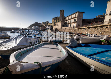 PIOMBINO, Toskana, Italien - 01 Avril 2018: Piombino, Toskana, Italien - alten Fischerhafen mit der Zitadelle Stockfoto