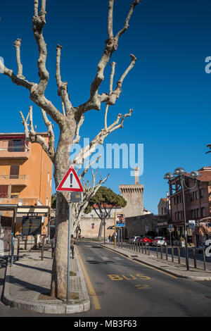 PIOMBINO, Toskana, Italien - 01 Avril 2018: Piombino, Toskana, Italien - Komplex der Burg mit dem torrione und der RIvellino Stockfoto