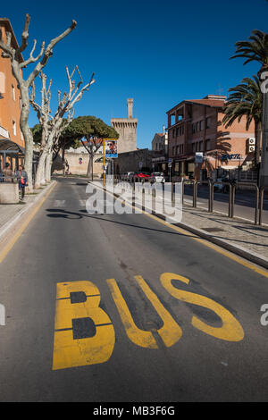 PIOMBINO, Toskana, Italien - 01 Avril 2018: Piombino, Toskana, Italien - Komplex der Burg mit dem torrione und der RIvellino Stockfoto