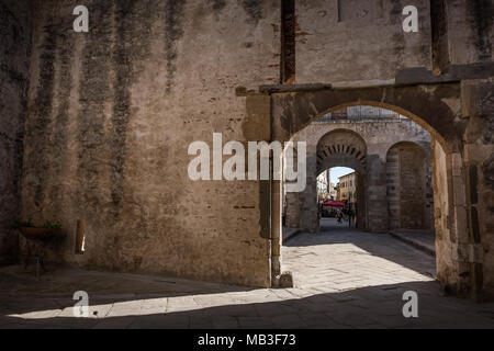 PIOMBINO, Toskana, Italien - 01 Avril 2018: Piombino, Toskana, Italien - Komplex der Burg mit dem torrione und der RIvellino Stockfoto
