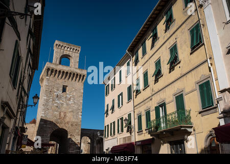 PIOMBINO, Toskana, Italien - 01 Avril 2018: Piombino, Toskana, Italien - Komplex der Burg mit dem torrione und der RIvellino Stockfoto