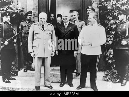 Winston Churchill, Präsident Harry S. Truman und Josef Stalin, auf der Potsdamer Konferenz von 1945. Der Potsdamer Konferenz im Schloss Cecilienhof, der Heimat von Kronprinz Wilhelm, in Potsdam gehalten wurde, belegt Deutschland, vom 17. Juli bis 2. August 1945. In einigen älteren Dokumenten Es wird auch als die Berliner Konferenz der drei Köpfe der Regierung der UDSSR, den USA und Großbritannien bezeichnet. Die Teilnehmer waren die Sowjetunion, das Vereinigte Königreich und die Vereinigten Staaten, vertreten durch Generalsekretär der Kommunistischen Partei Joseph Stalin, Premierminister Winston Churchill und US-Präsident Harry S. Truman. Stockfoto