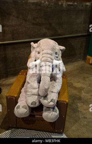 Stofftier Elefant im Stuhl Stockfoto