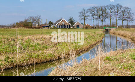 Typisch niederländischen Bauernhaus auf dem Land Stockfoto