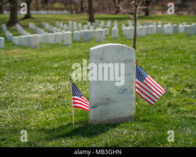 Zwei Sterne und Streifen Fahnen enframe Eine weiße Grabstein auf dem Arlington National Cemetery Virginia VA in der Nähe von Washington DC United States Stockfoto