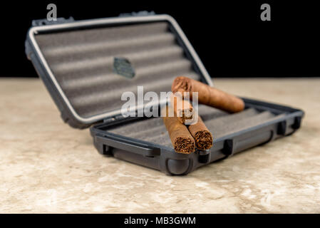 Zigarren auf einem schwarzen travel Humidor. Reich riechen und Texturen der Tabakblätter Stockfoto