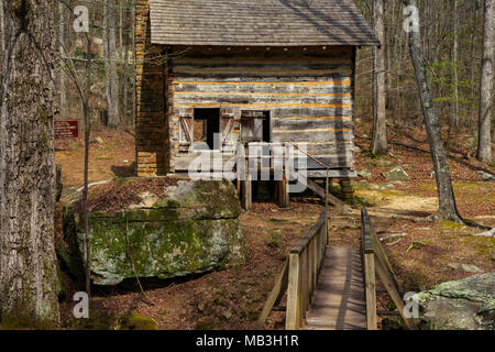 Eine alte Hütte stehen bleibt in Tishomingo State Park in Mississippi. Stockfoto