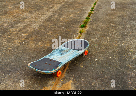 Dieses alte Skateboard hat den Witterungseinflüssen. Stockfoto