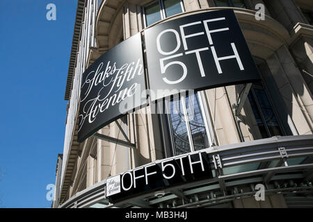 Ein logo Zeichen außerhalb eines Saks Fifth Avenue Off 5. Store in der Innenstadt von Washington, D.C., am 31. März 2018. Stockfoto