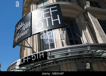 Ein logo Zeichen außerhalb eines Saks Fifth Avenue Off 5. Store in der Innenstadt von Washington, D.C., am 31. März 2018. Stockfoto